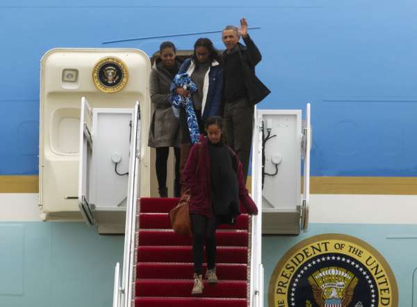 奥巴马一家人，周一搭空军一号返抵马里兰州。