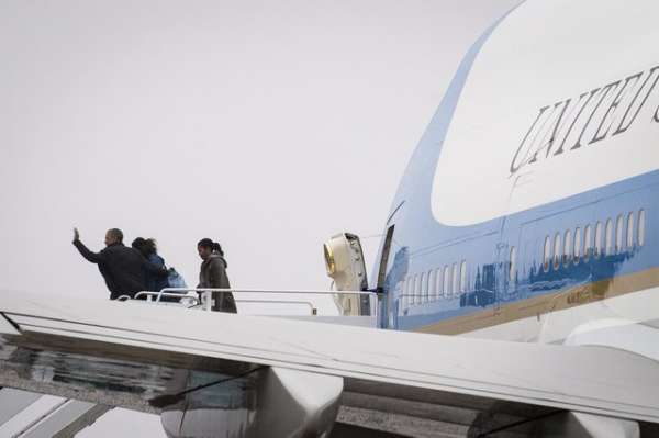 奥巴马一家最后一次搭空军一号度假。