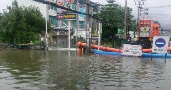 苏梅岛居民受到水灾影响。（互联网图片）