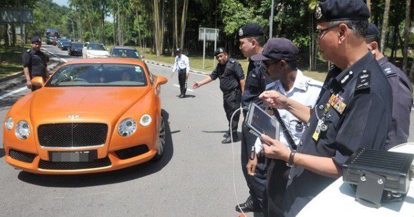 200交警展开大规模布局，全面向拖欠罚单的新加坡注册车辆车主追讨罚款。
