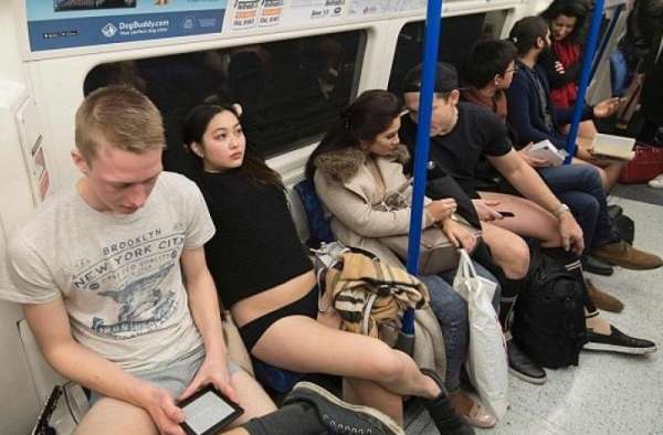 大批网民响应“无裤日”活动。（法新社图片）