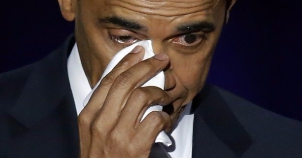 奥巴马用白手帕抹眼泪。