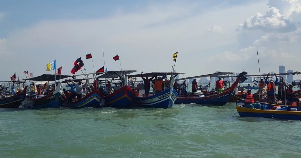 为了捍卫丹绒道光渔民权益，槟州渔民协会展开海上示威行动。