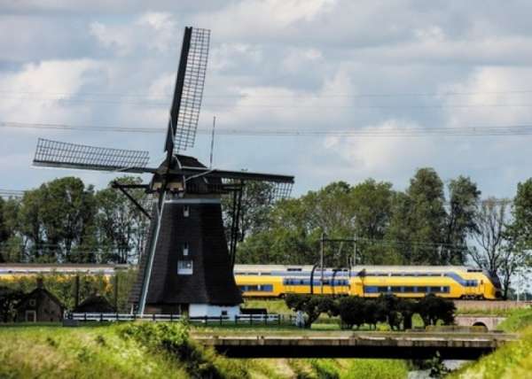 荷兰铁路今年起全面使用风电运行火车，较预期提早一年。（互联网图片）