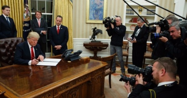 特朗普首次在白宫椭圆形办公室工作。