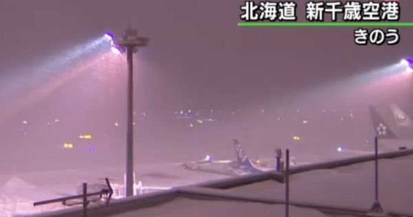 新千岁机场入夜后仍下大雪。（互联网图片）