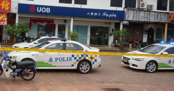 警方在案发后到现场包围银行。