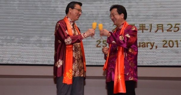 黄惠康博士（右）与拿督斯里廖中莱举杯欢庆。