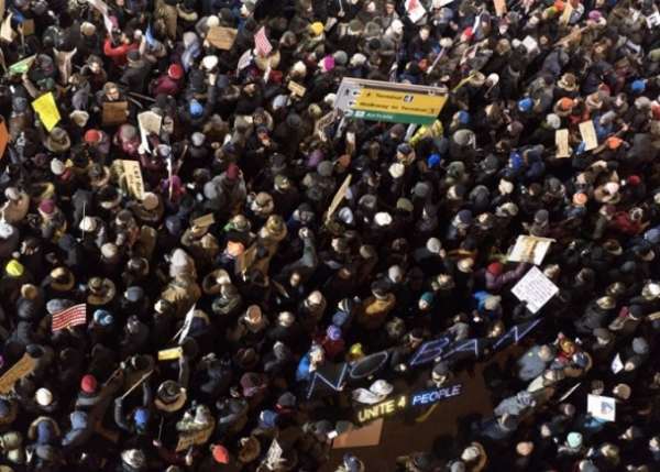民众在纽约甘迺迪国际机场示威，抗议特朗普限制移民入境。