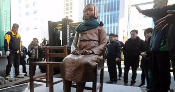 韩国民间组织早前在日本驻釜山领事馆前，安置慰安妇少女像，令日韩关系转趋紧张。（互联网图片）