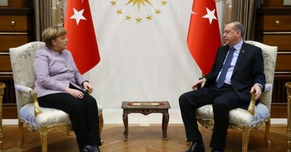 土耳其总统埃尔多安（右）星期四接见到访的德国总理默克尔。