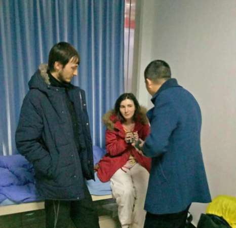 一对来自俄罗斯男女因没钱住宾馆，竟到四川宜宾医院求宿。（网上图片）