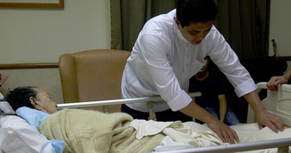 阿兹敏今年1月在医院看顾其母。（互联网资料照片）