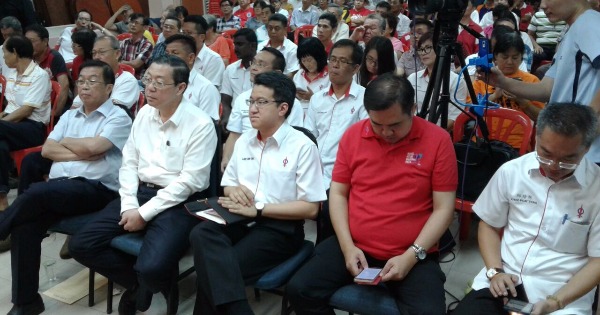 陈国伟（左起）、林冠英、刘镇东、陆兆福和邱培栋出席交流会。