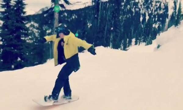 布鲁克林驰骋在雪地上，帅气驾驭滑雪板。