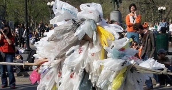 有环保份子用此方法宣传推动购物塑料袋收费。（互联网图片）