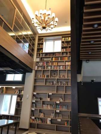 图书馆内有由地板一直伸延到天花板的书架。（网上图片）