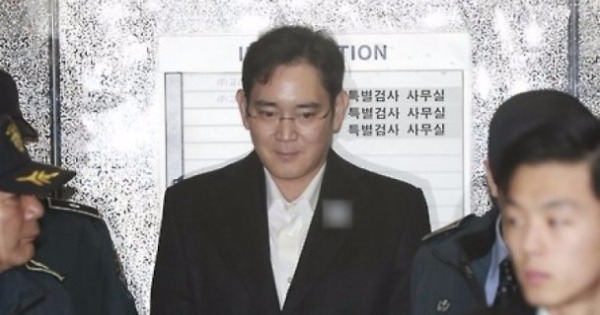 李在镕（中）再次接受独立检察组调查。