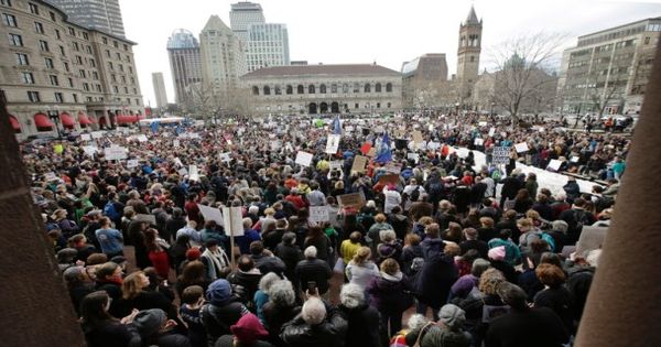 科学家、环境倡导者及其支持者在波士顿举行示威集会。