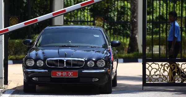 朝鲜驻马来西亚大使姜哲官车抵布城的外交部大厦。 