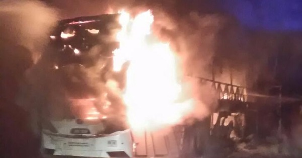 大火吞噬长途巴士，21名泰国游客及时逃出生天。