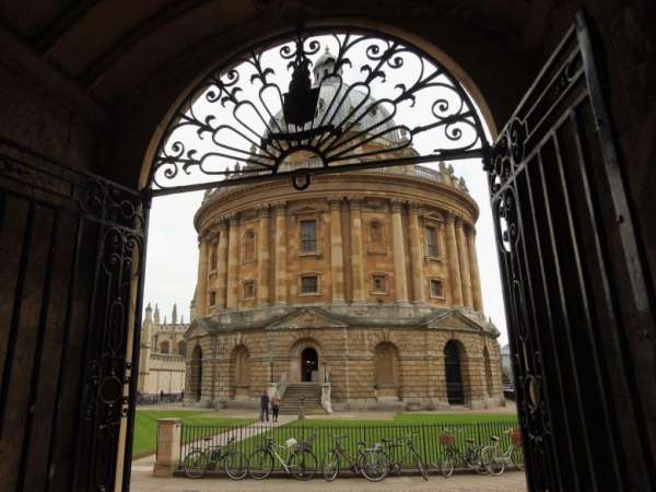 牛津可能打破多年传统，在海外兴建分校。（资料图片）