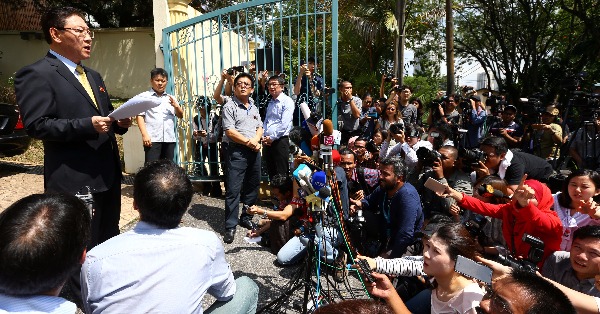 姜哲在朝鲜驻马大使馆前露天举行记者会。