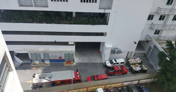 警方和消拯队伍的交通工具也出现在有关公寓楼下。