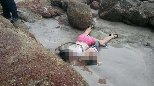 海边双尸命案，疑似母女的尸体被尼龙绳绑在一起。