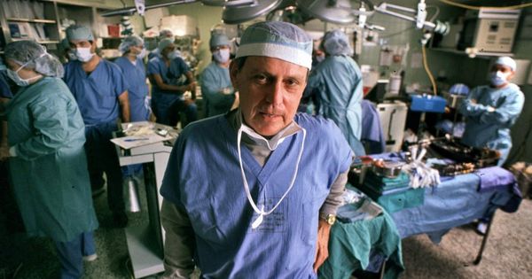 美国肝移植先驱斯塔兹尔（图中）1989年监督一宗移植手术进行。（互联网图片）
