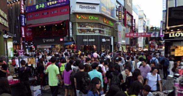 为应对中国的“限韩令”，韩国正吸引其他国家的旅客。图为首尔街头。（资料图片）