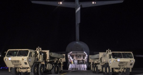 运送萨德发射架的美军运输机抵达韩国。（法新社图片）