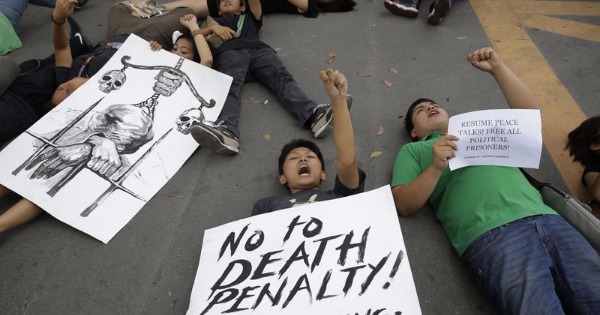 菲律宾人权团体在众议院前抗议恢复死刑。