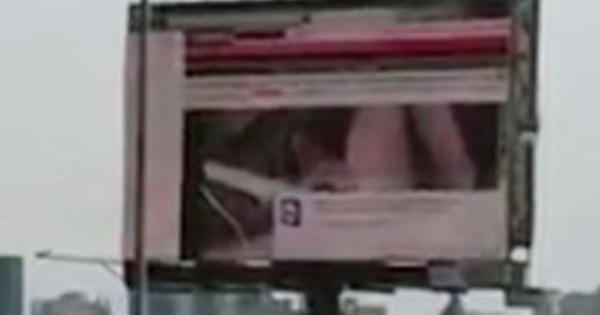 墨西哥城一幅广告电视墙疑遭骇客袭击播放色情片。