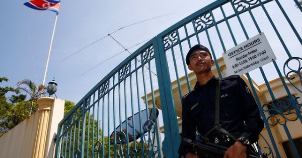 警员驻守在朝鲜大使馆。（网络图）