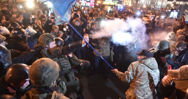 防暴警向示威者施放胡椒喷雾。（法新社图片）
