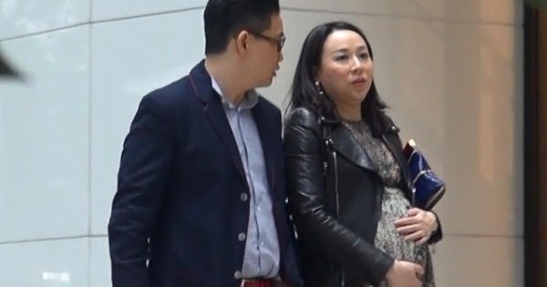 苏永康（左）陪着怀孕9个月的老婆外出採买婴儿用品。