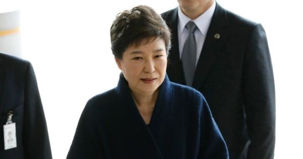 朴槿惠（左）今早到首尔中央地方检察厅受查。