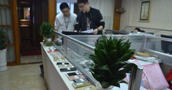 广东警方破地下钱庄案，缴获大批银行卡、帐簿等犯案工具。（网上图片）