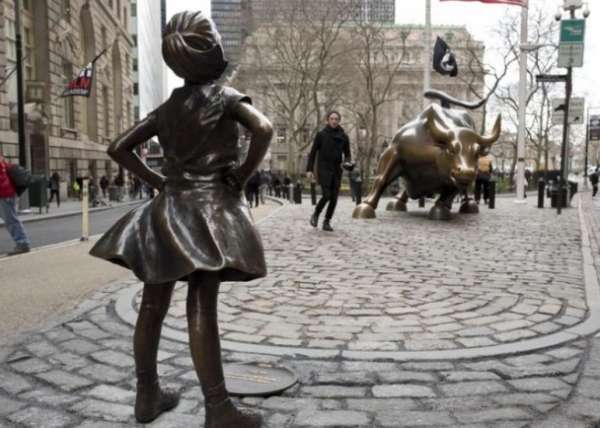 新设的小女孩铜像与铜牛对歭。（互联网图片）