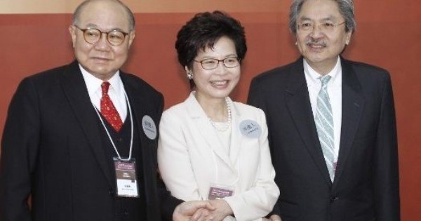 三名香港特首候选人曾俊华（右起）、林郑月娥及胡国兴。（取自东网）