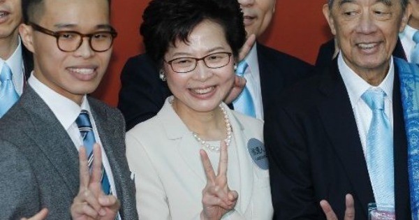 林郑月娥（中）获777票，当选香港首位女特首。
