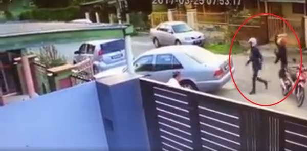 两名摩托车匪趁男子忙着洗车时，上前抢劫，其中一人手持巴冷刀。 