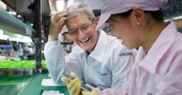 苹果公司总执行长库克（左）参观富士康苹果手机装配。（档案照）