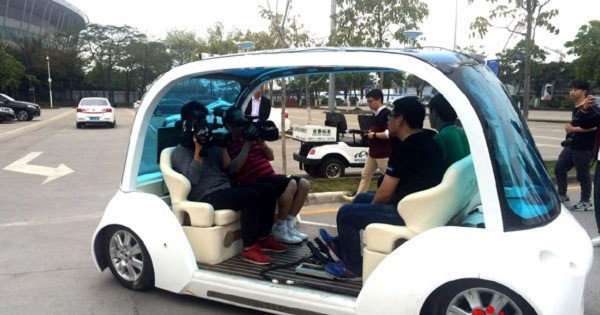广州白云机场星期四起在停车场采用无人驾驶的智能摆渡车。这是中国国内机场首次采用无人驾驶车。
