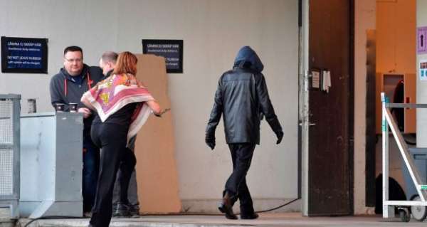 法新社拍到一名相信是身穿黑夹克的卜狄伦，步入斯德哥尔摩活动场所的后台。