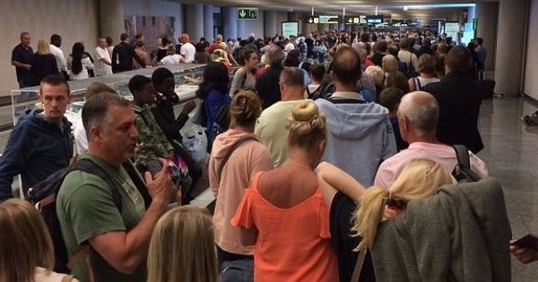 帕尔马机场挤满大批旅客。（互联网图片）