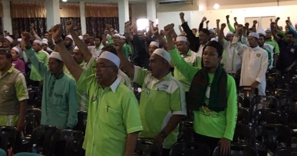槟州伊斯兰党党员举手支持大会通过的四项动议。