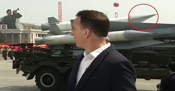 阅兵典礼中有导弹弹头（红圈）似乎曲折向天。（互联网图片）