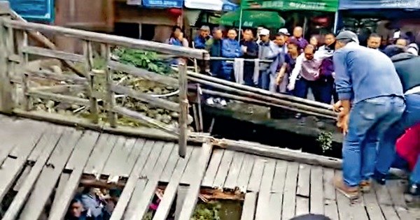 井冈山景区木桥突然塌毁，多名游客堕河。